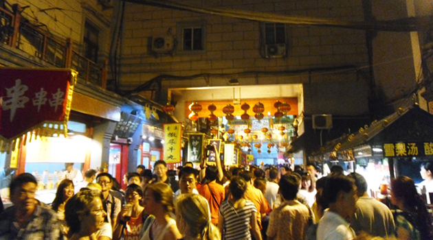 Voyage à Pékin – Jour 1 : Arrivée en Chine et Night Market de Donghuamen